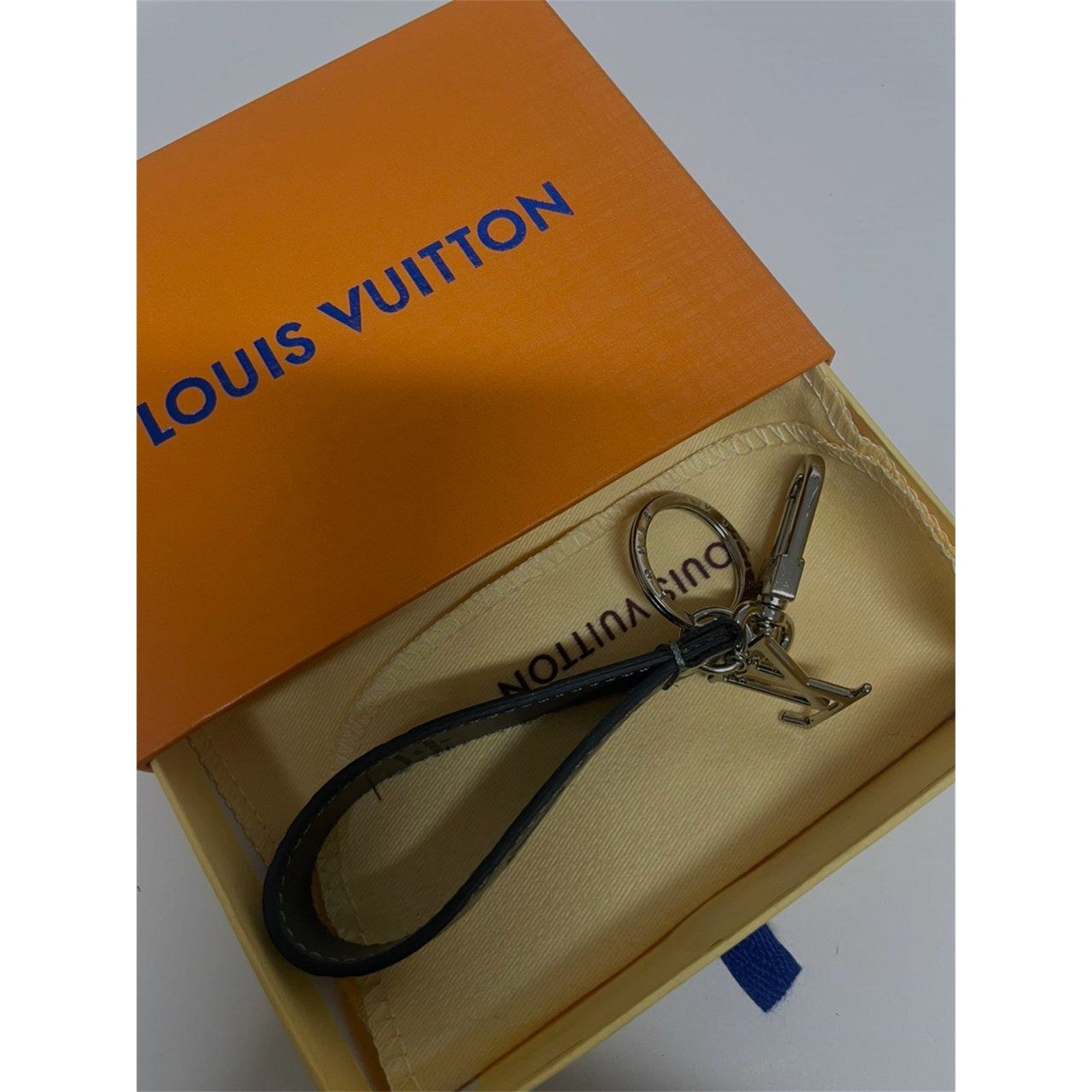 Louis Vuitton Black Silver Monogram Dragonne Key Holder Leather Keychain - photo 5